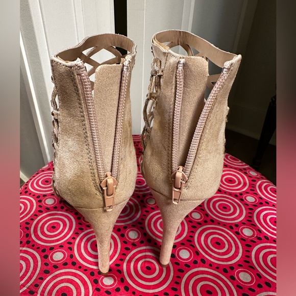 Classic Cage Gold Heels - Picture 13 of 14